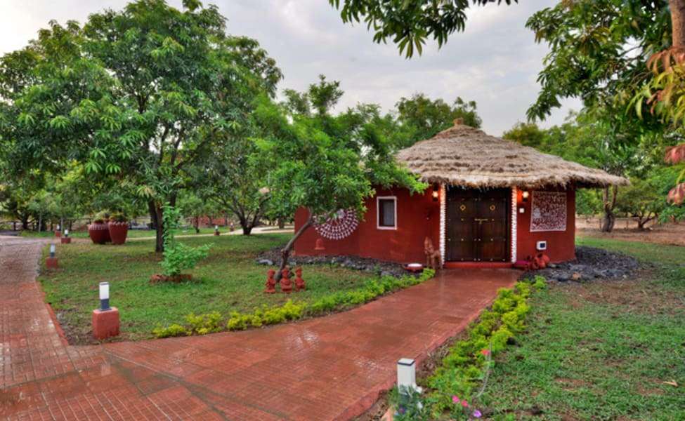 Anchaviyo Resort, Palghar (104 km)