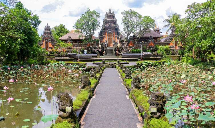 Visit Pura Taman Saraswati Temple