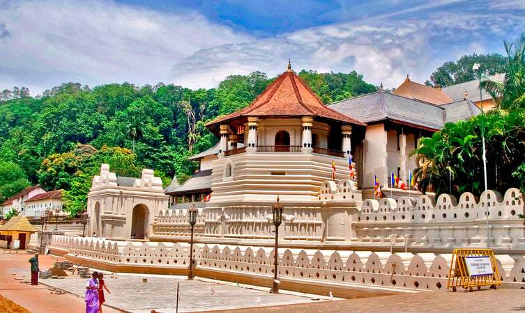 Visit The Temple of the Sacred Tooth Relic