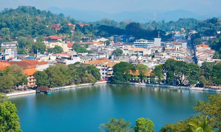 Visit the Beautiful Kandy Lake