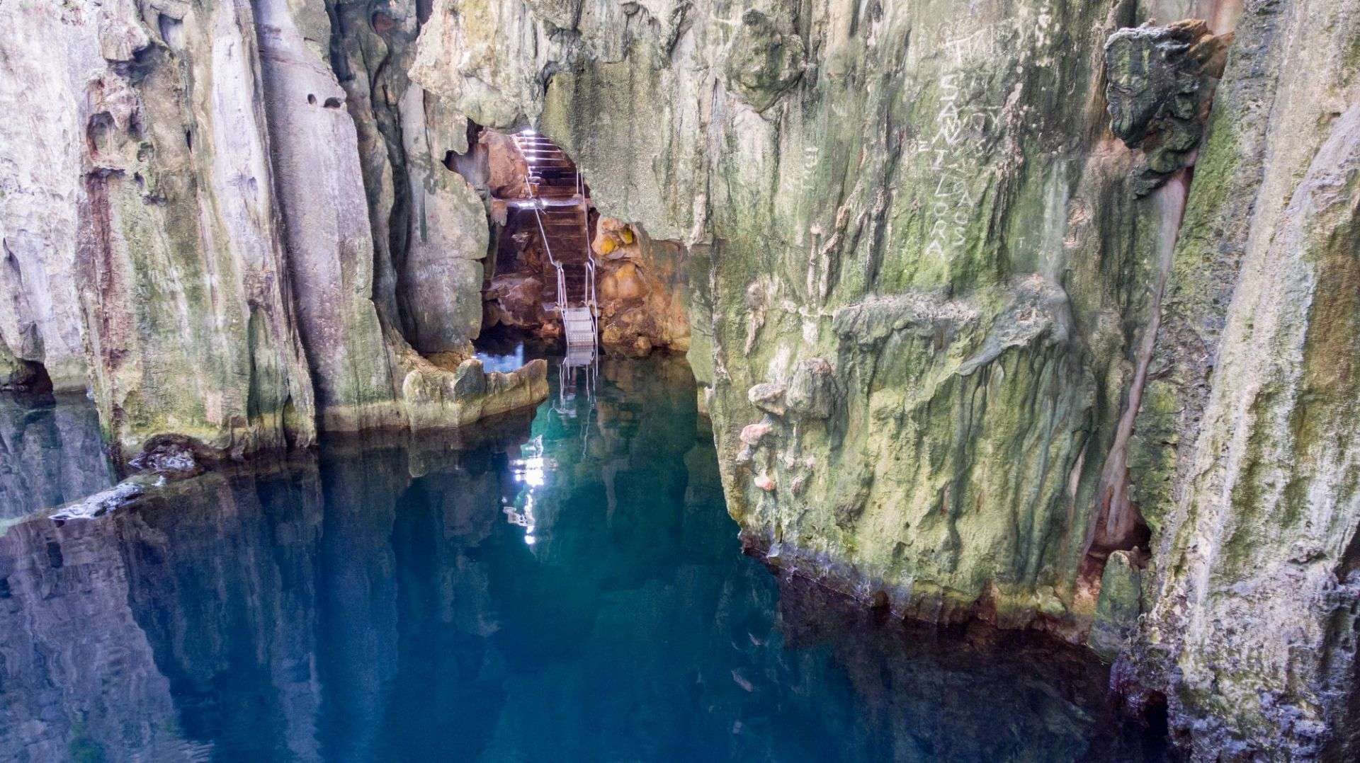 Discover the Beauty of Underwater Limestone at Sawa I Lau Caves
