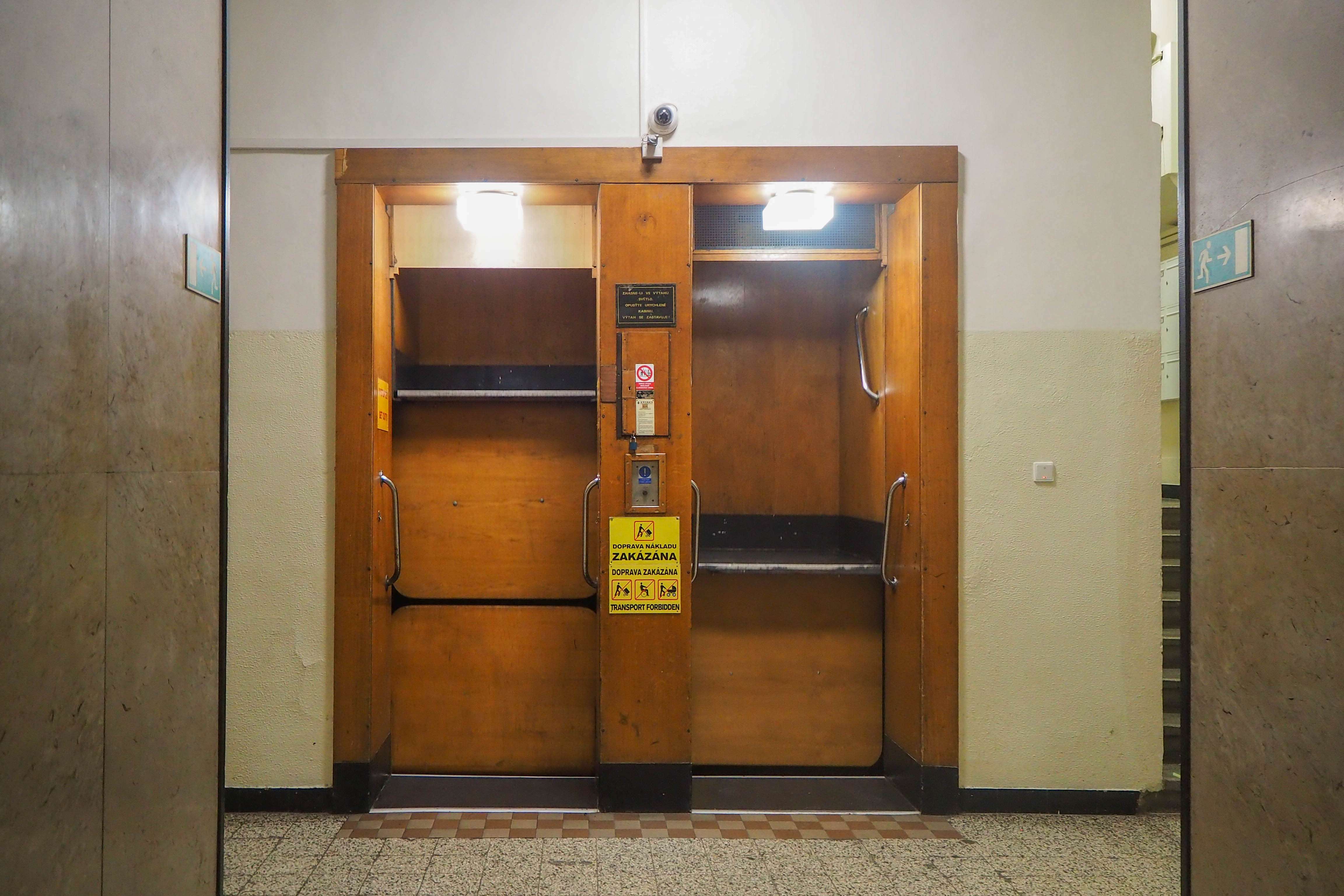 Get into the Paternoster Doorless Lift