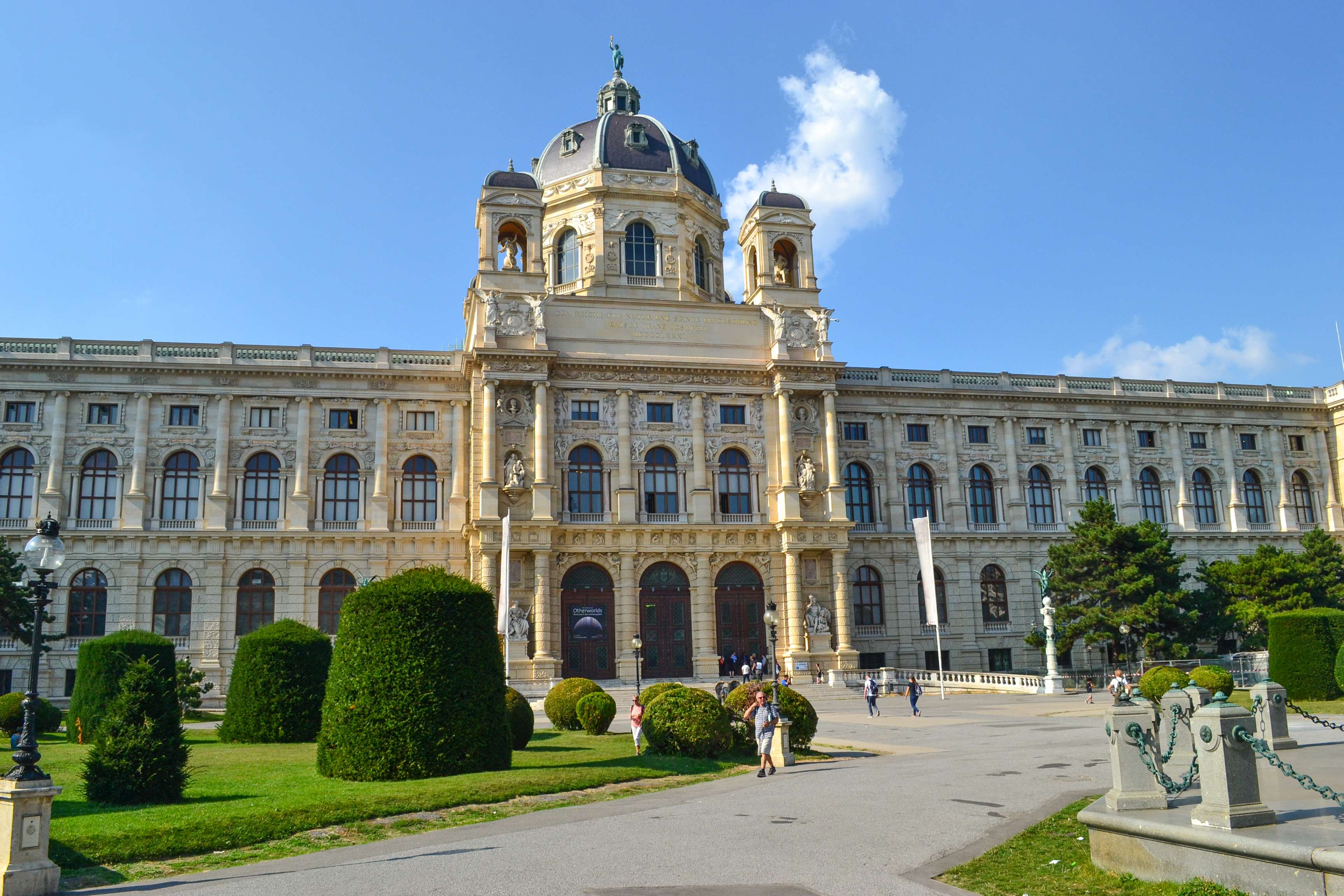Maria-Theresien- Platz and Memorial