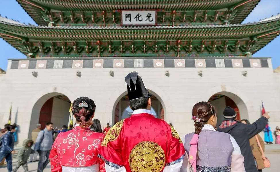 Wander around Gyeongbok Palace