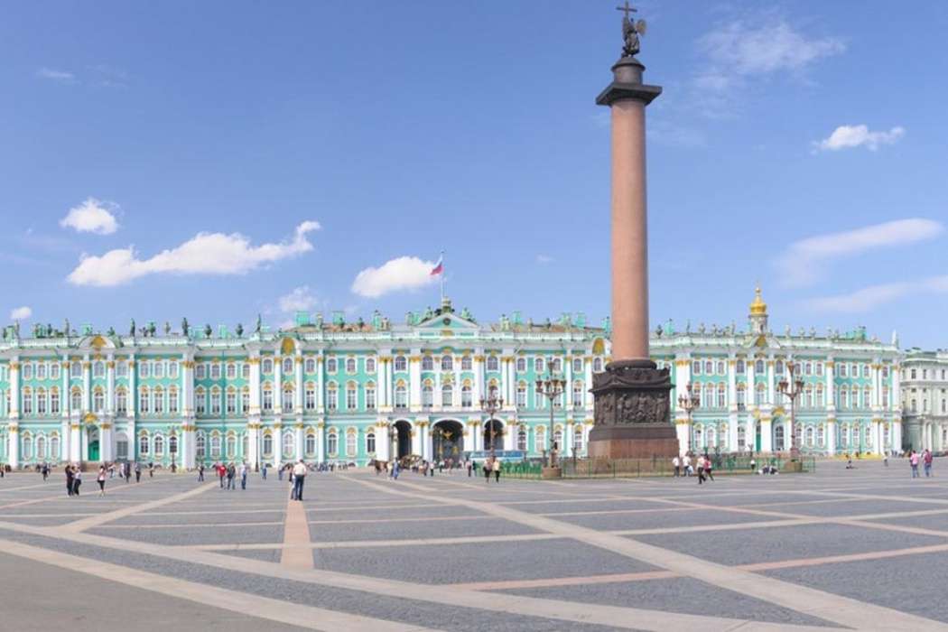 Explore the Famous Plaza of Palace Square