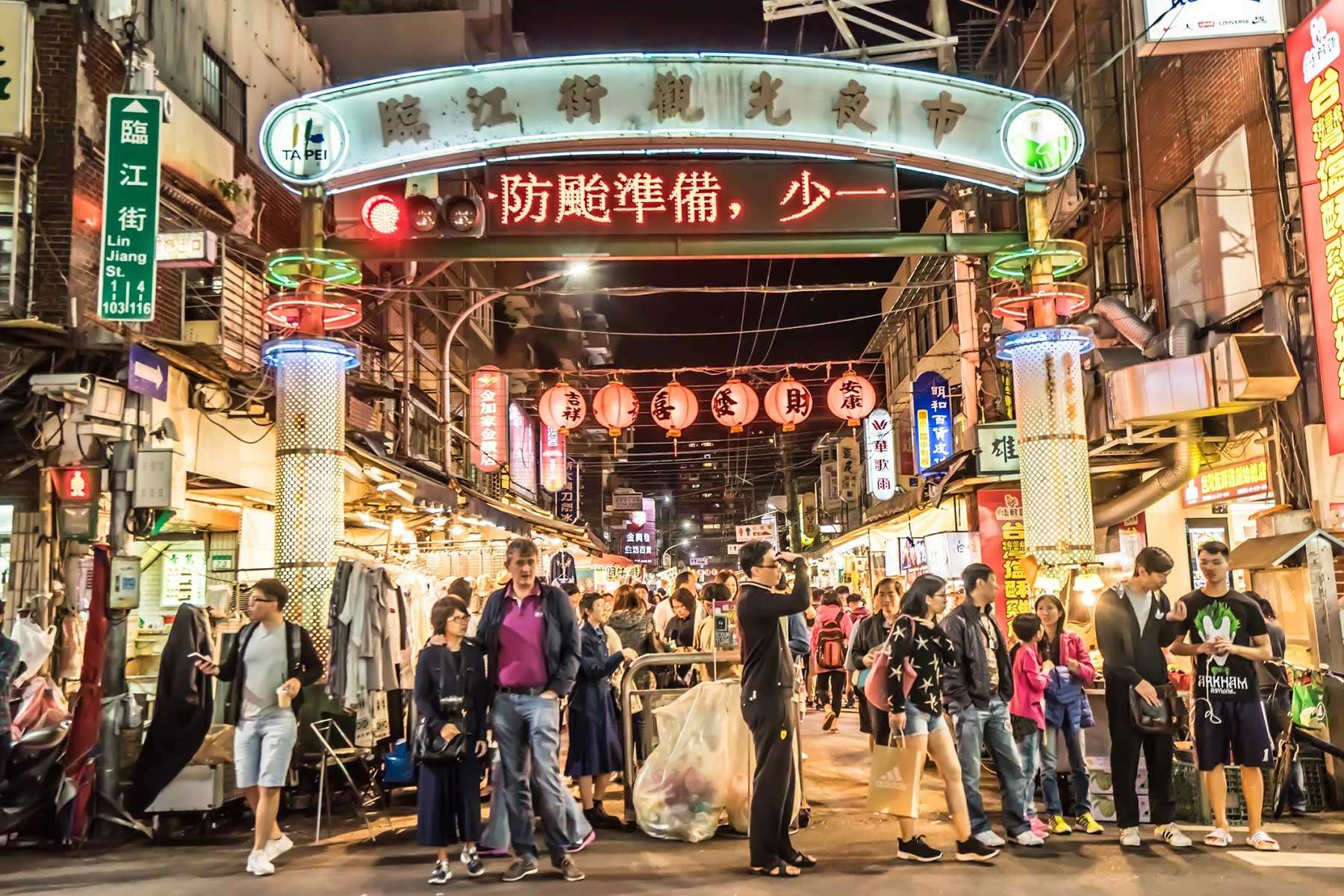 Visit Tonghua Night Market to Have a Taste of The Street Delicacies