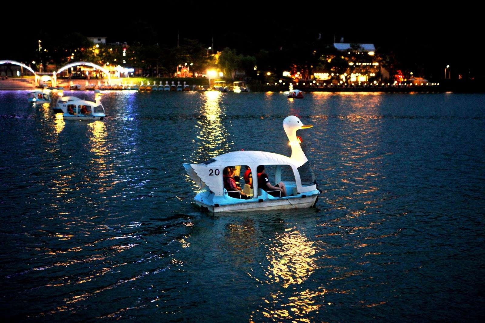 Enjoy the water show in the night at Suseong Lake