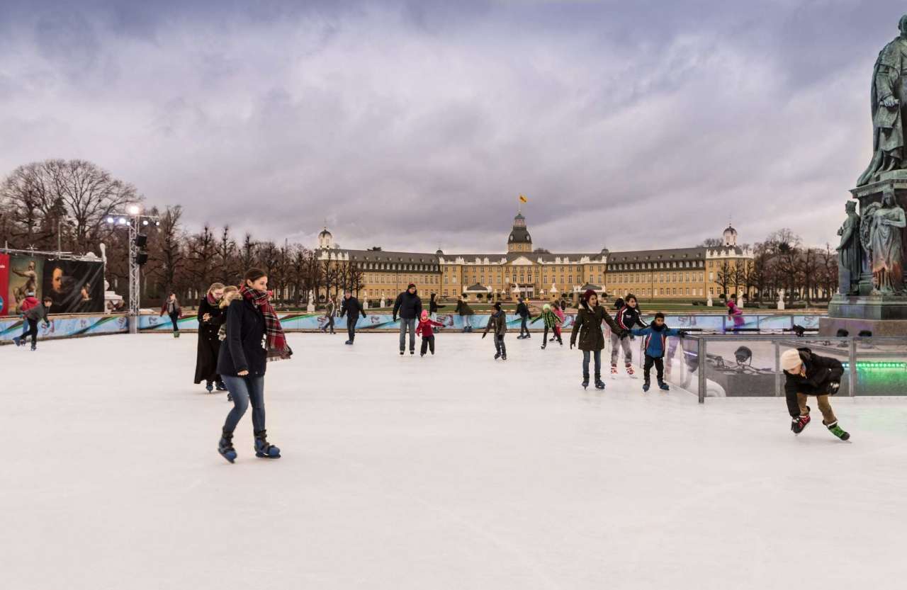 Do Skating on The Ice Rink That Encircles The Neptune Fountain