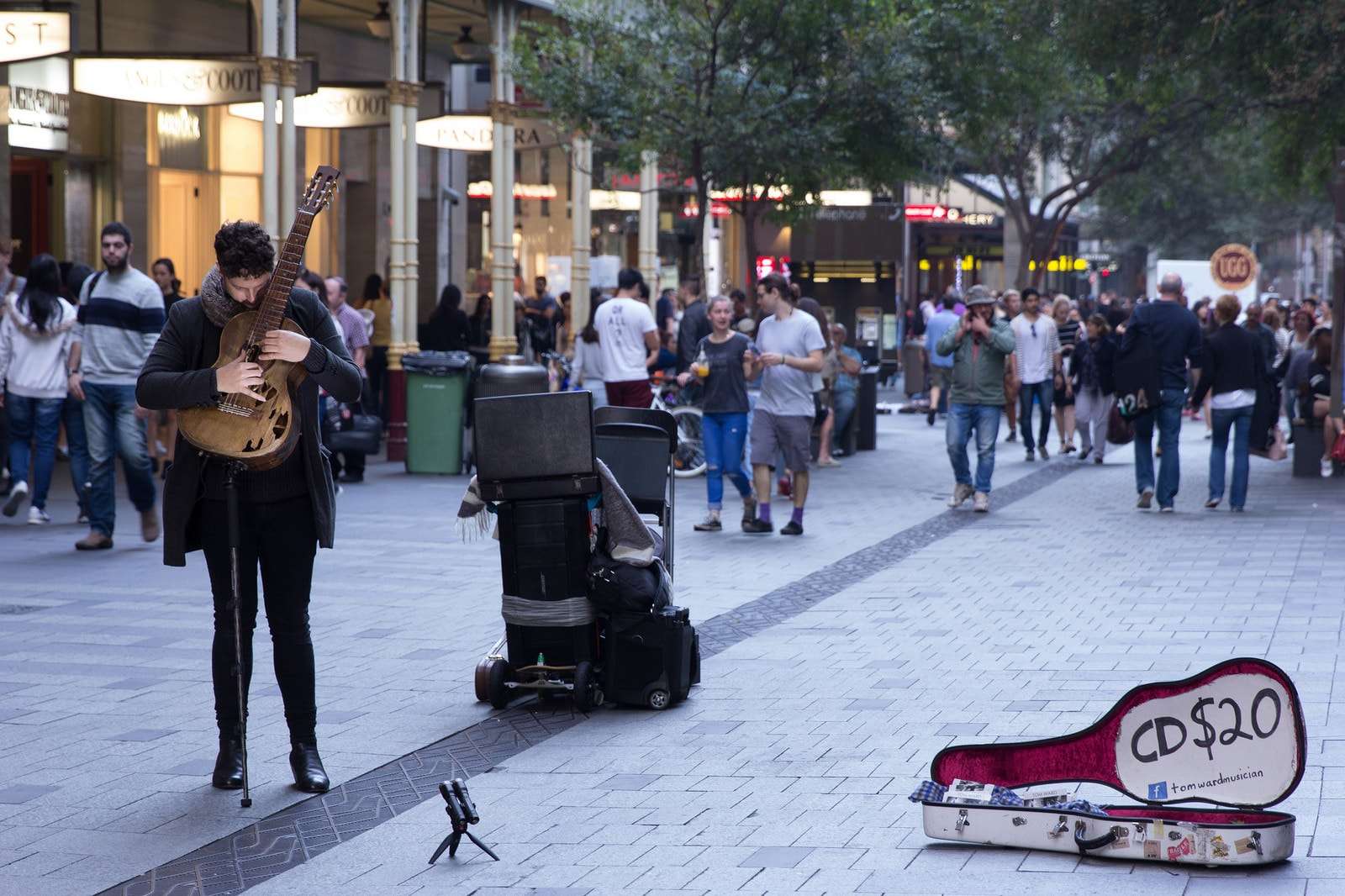 Watch Buskers on The Corso