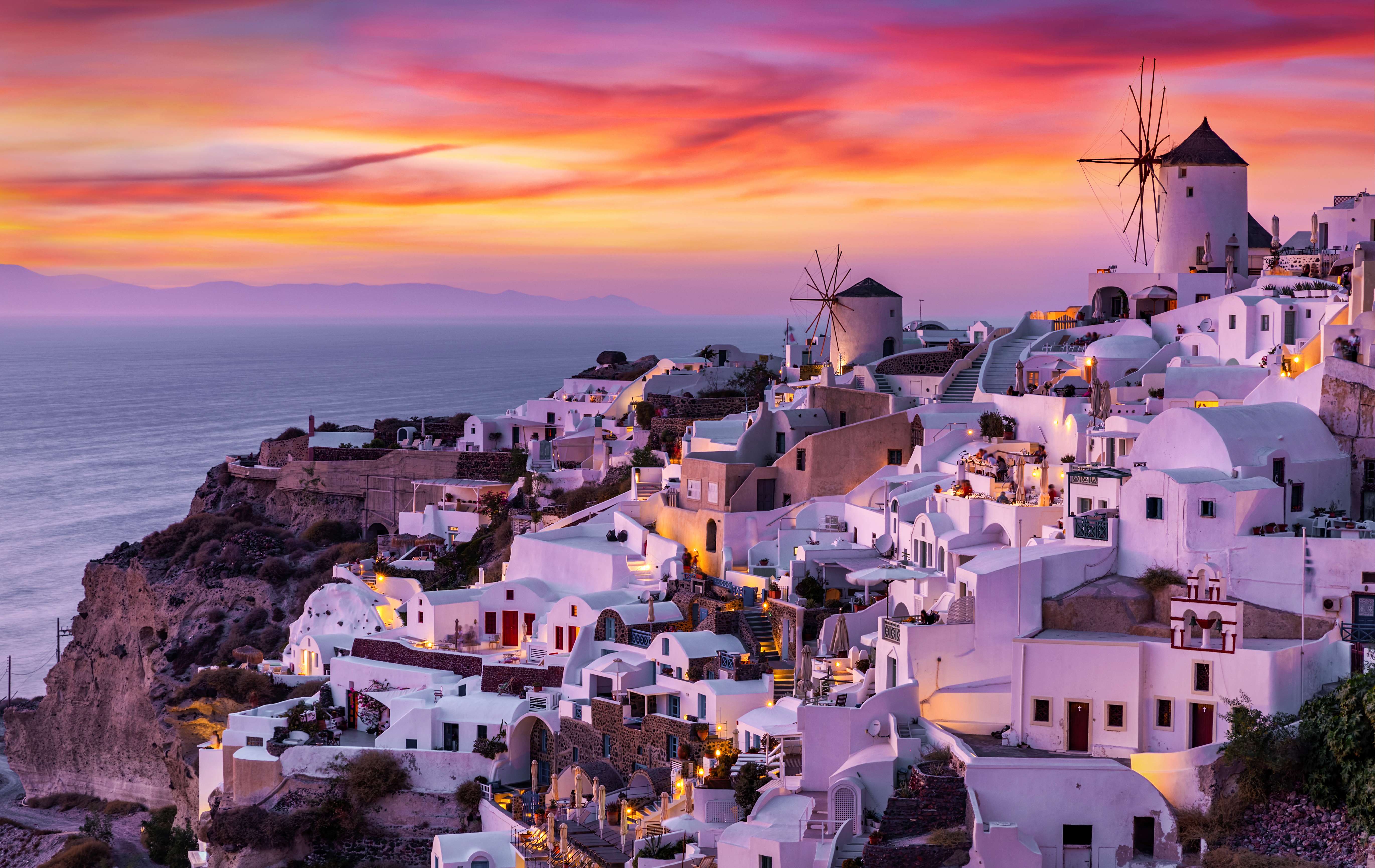  Watch the Sunset in Oia