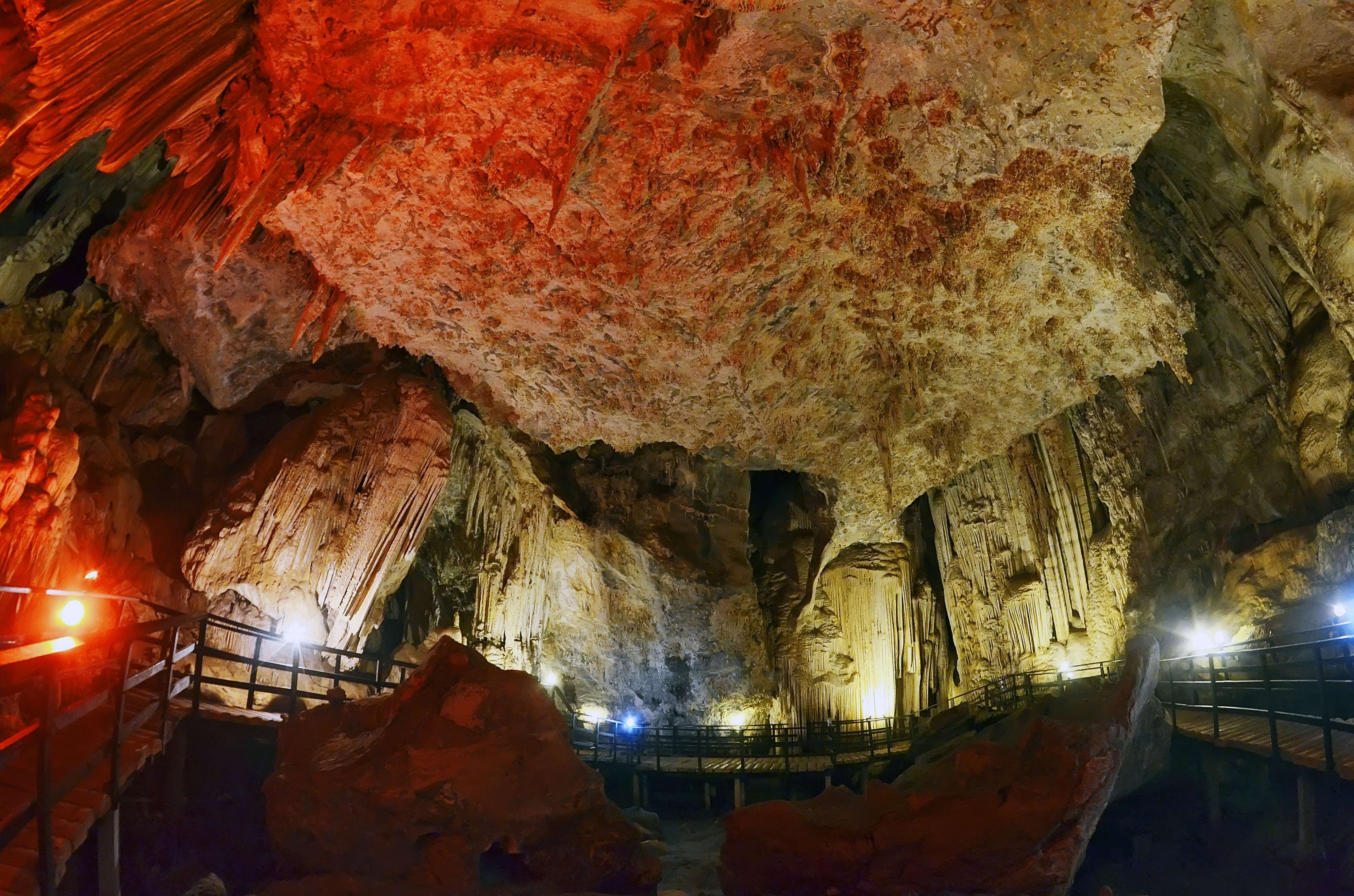 Explore Tham Phra Nang Nai Cave