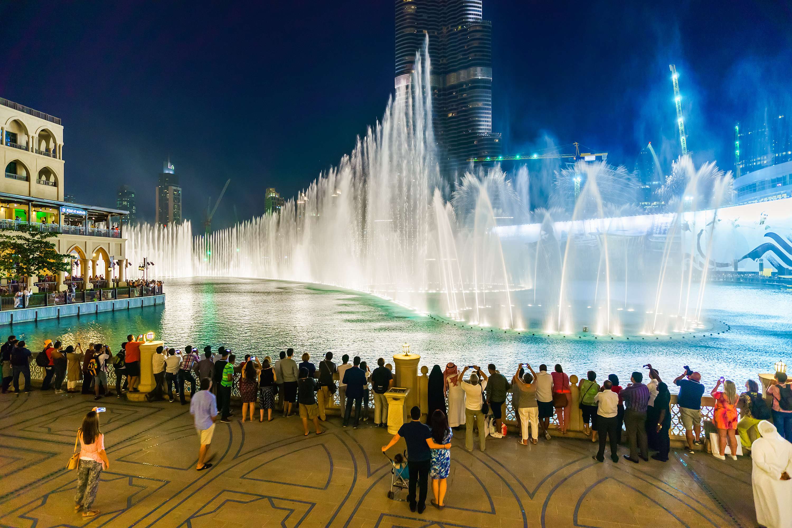 Watch Dancing Fountain at Dubai Fountain