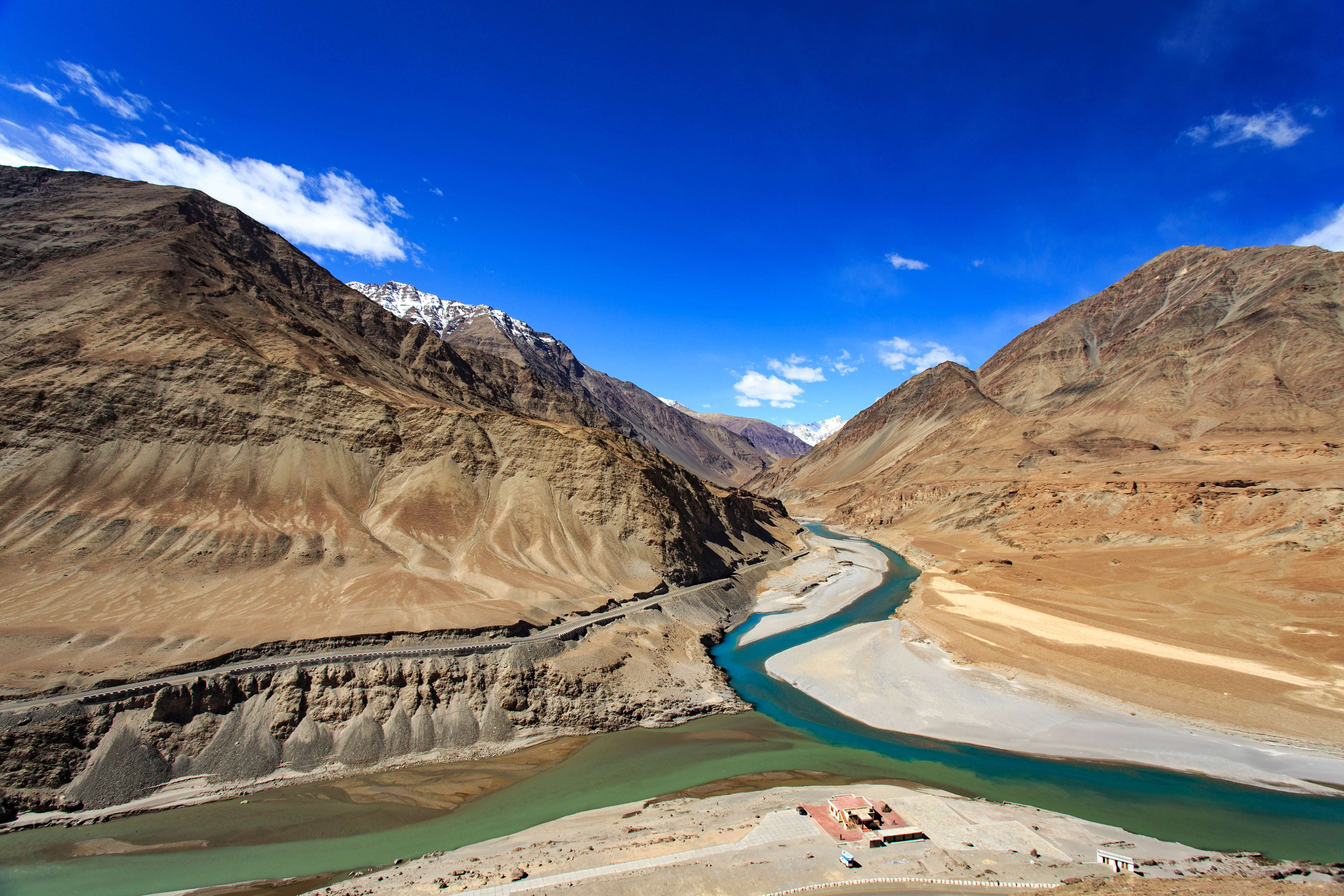 Experience the Mountains and Landscape around Zanskar River