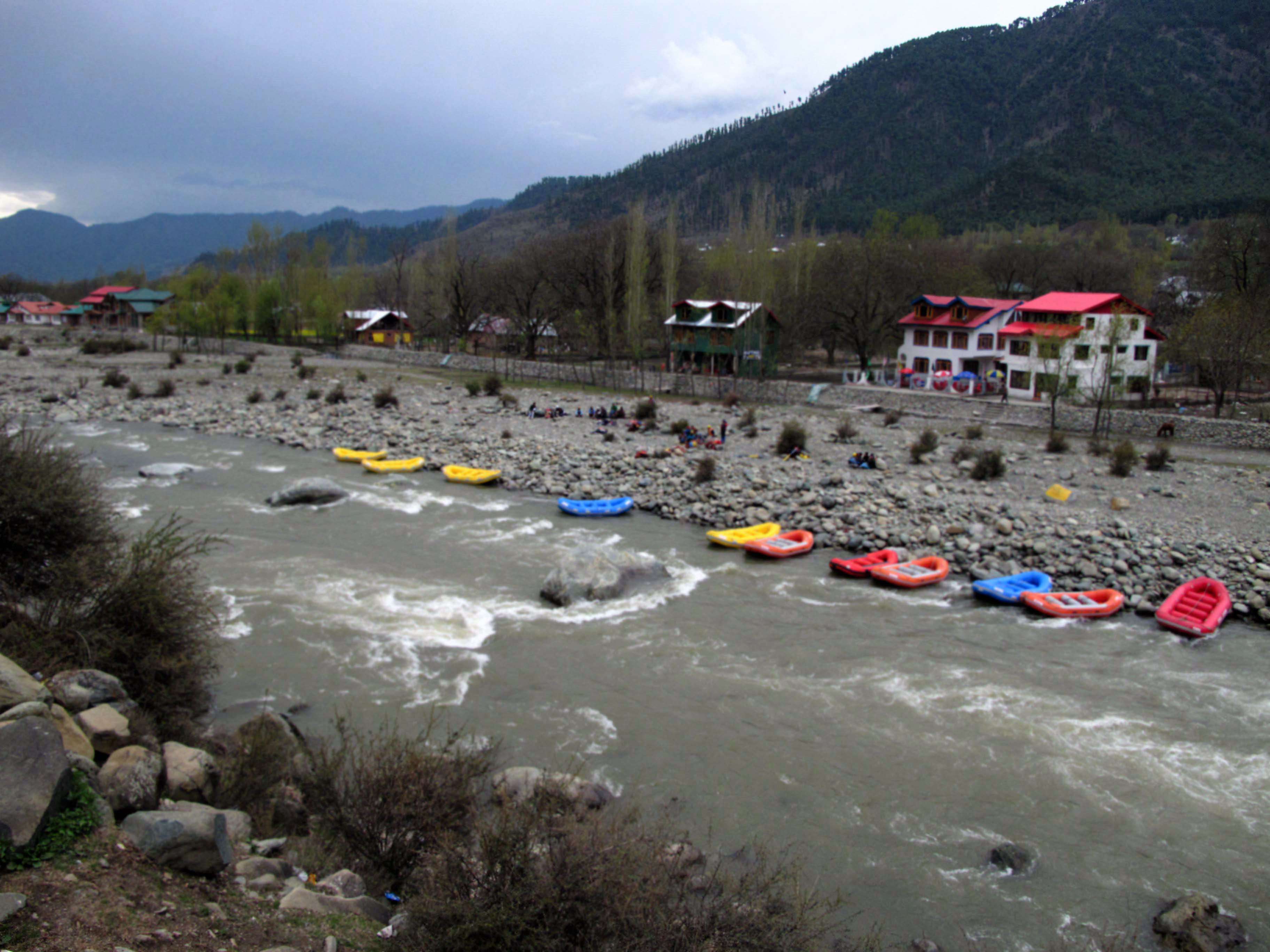 Go for Pahalgam River Rafting