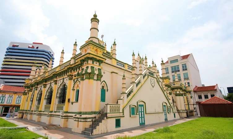 See the Architecture of Abdul Gaffoor Mosque