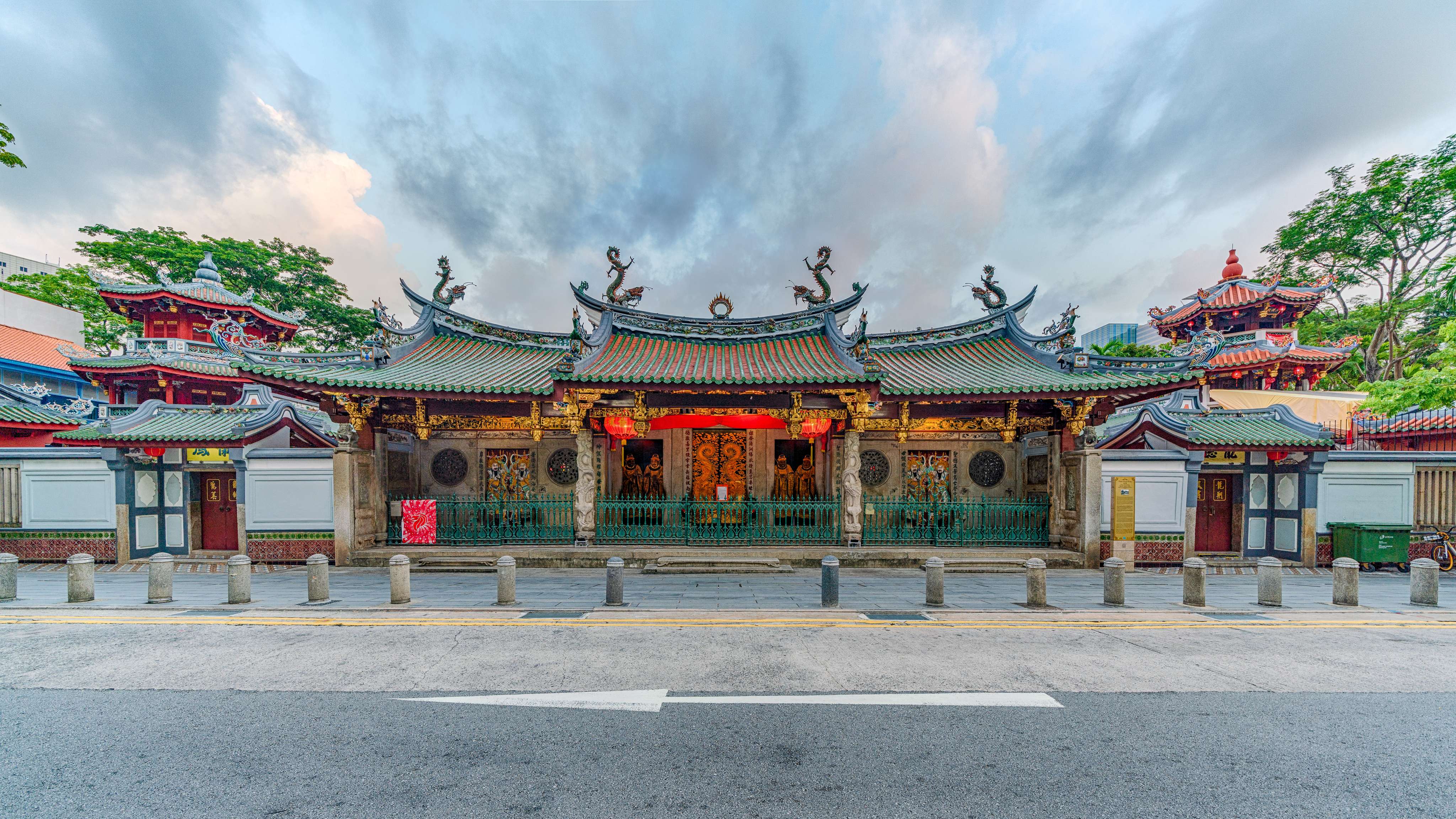 Pray at Thian Hock Keng Temple