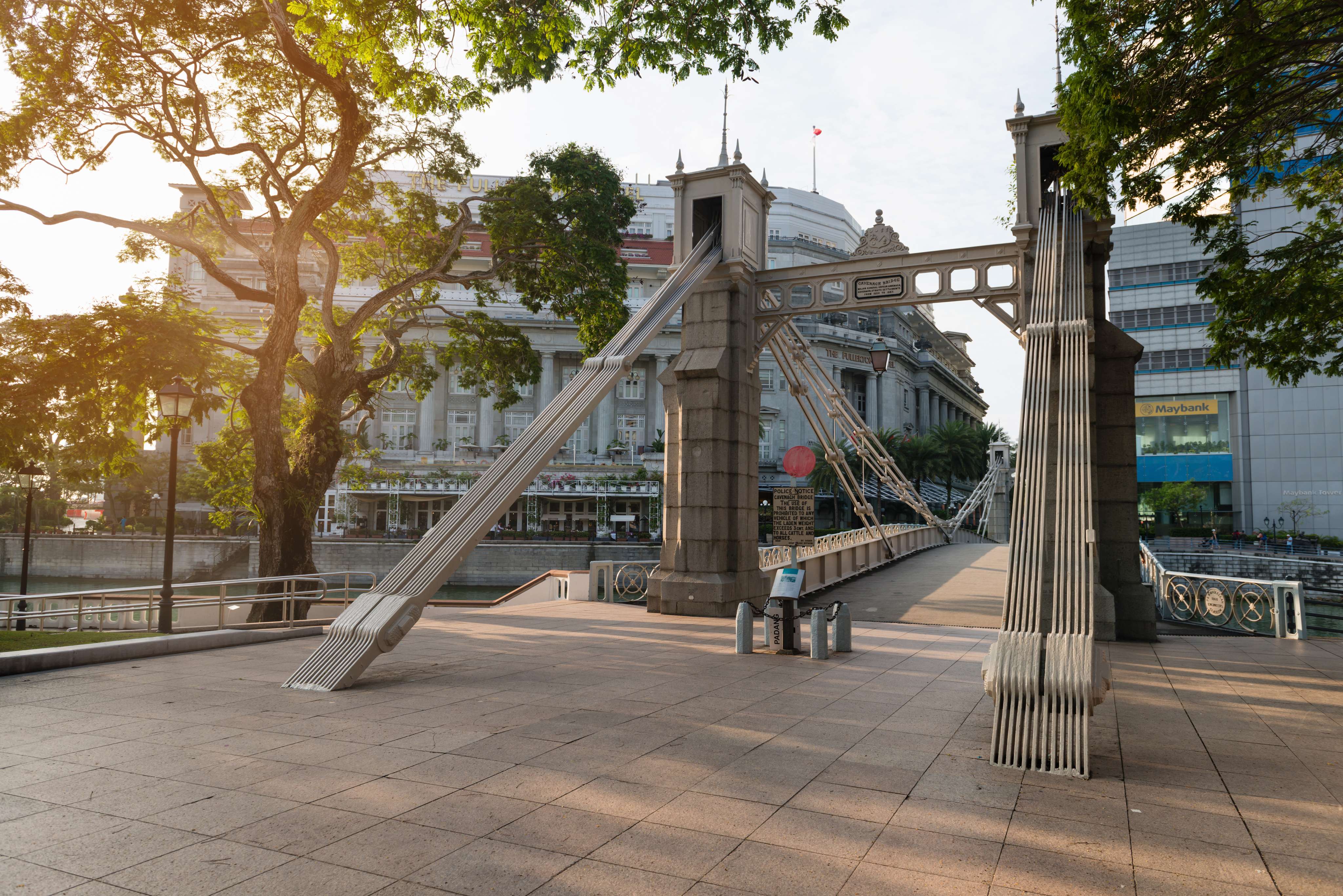 Take a Historic View of Cavenagh Bridge