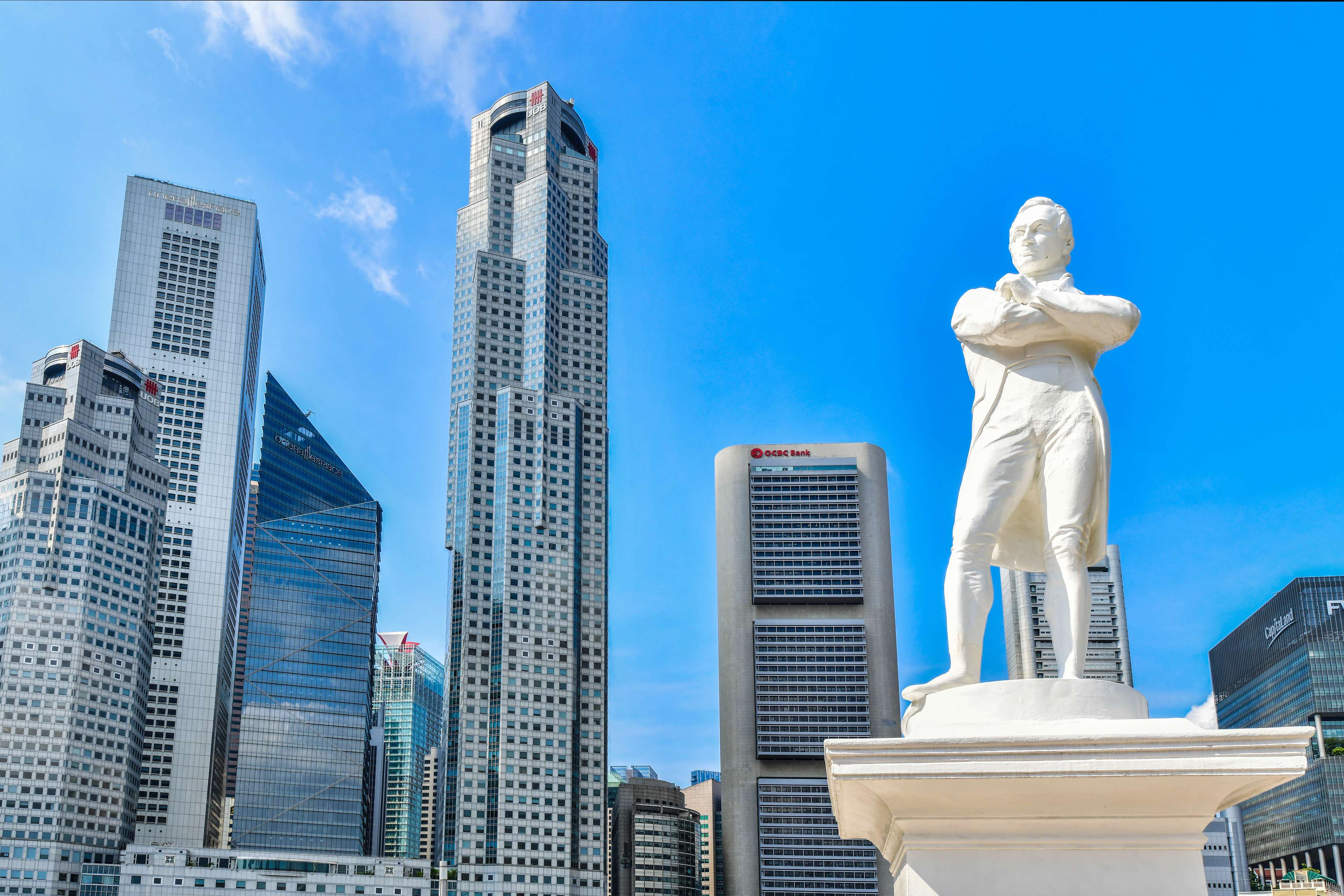  Check Out the Statue of Sir Stamford Raffles