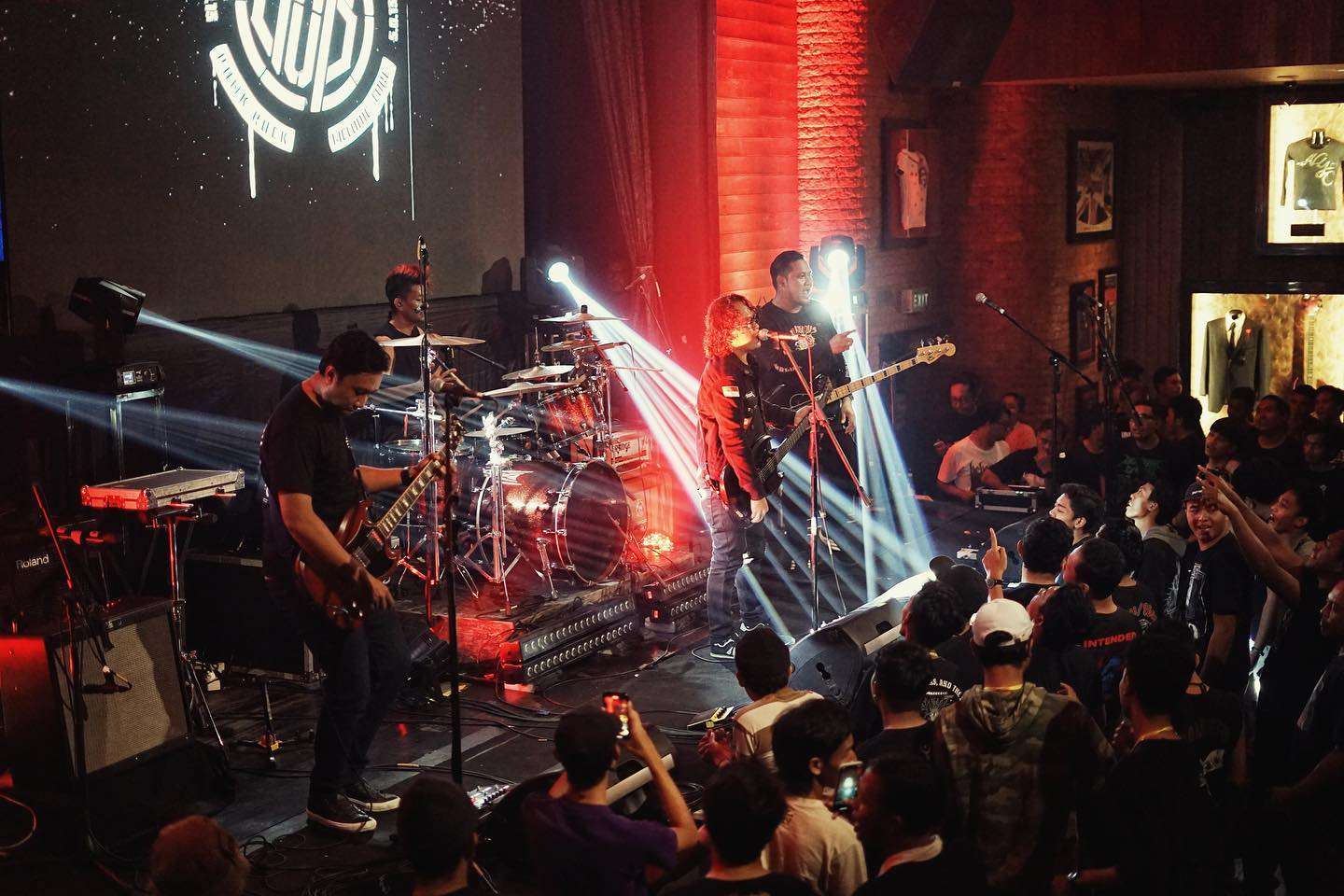 Chill in Hard Rock Cafe