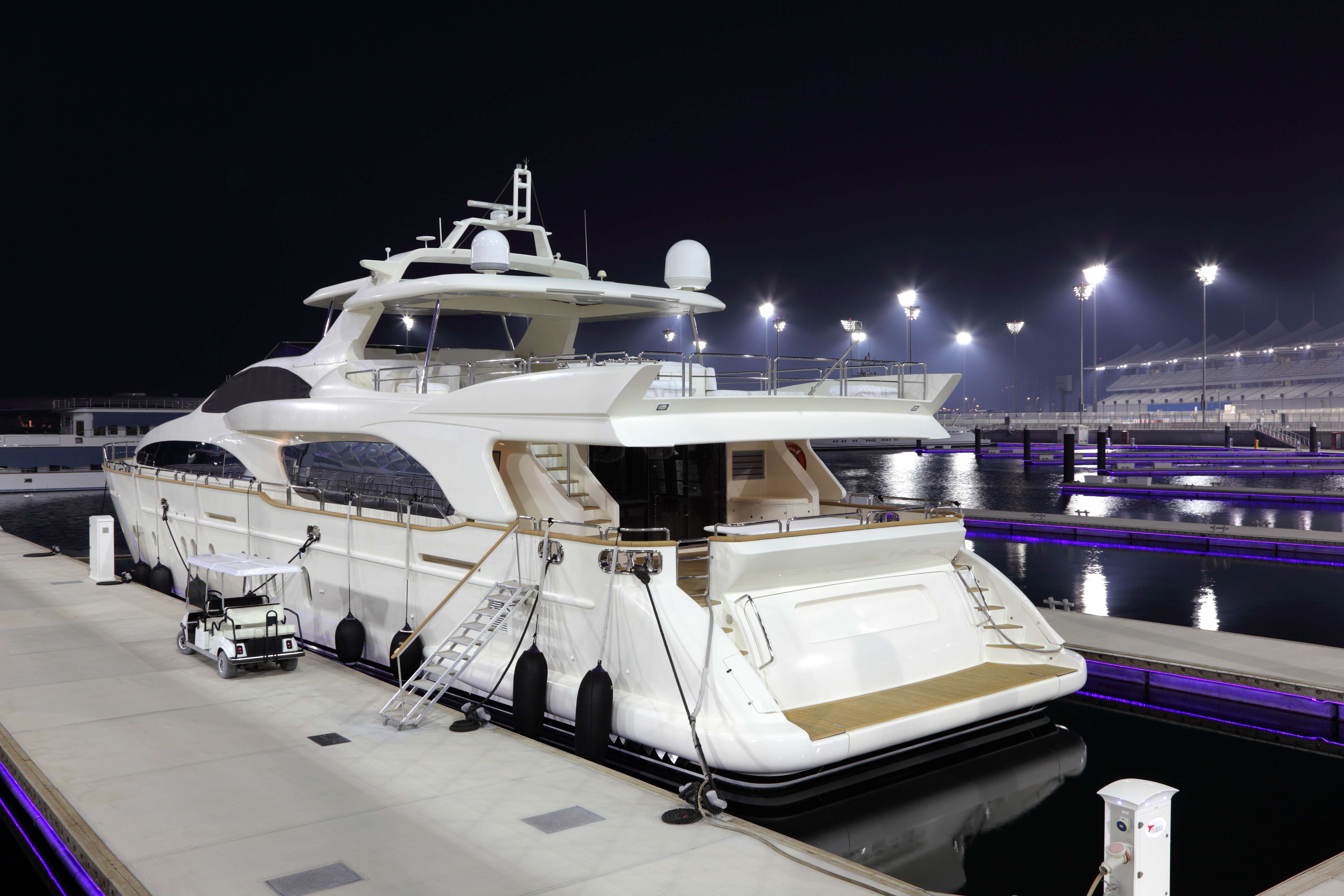 Yacht Cruising In Abu Dhabi 