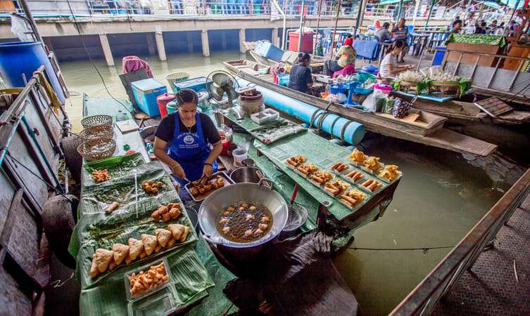 Lam Phaya Floating Market