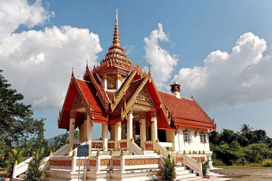 Visiting Wat Patong