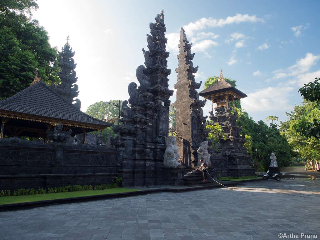Visit Dalem Kahyangan Temple