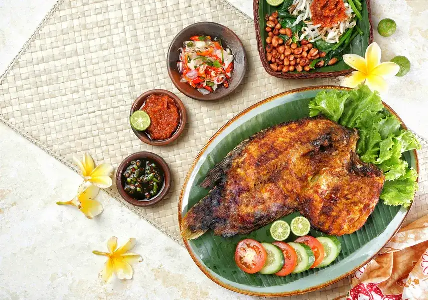 Enjoy Seafood Lunch at Samae Beach