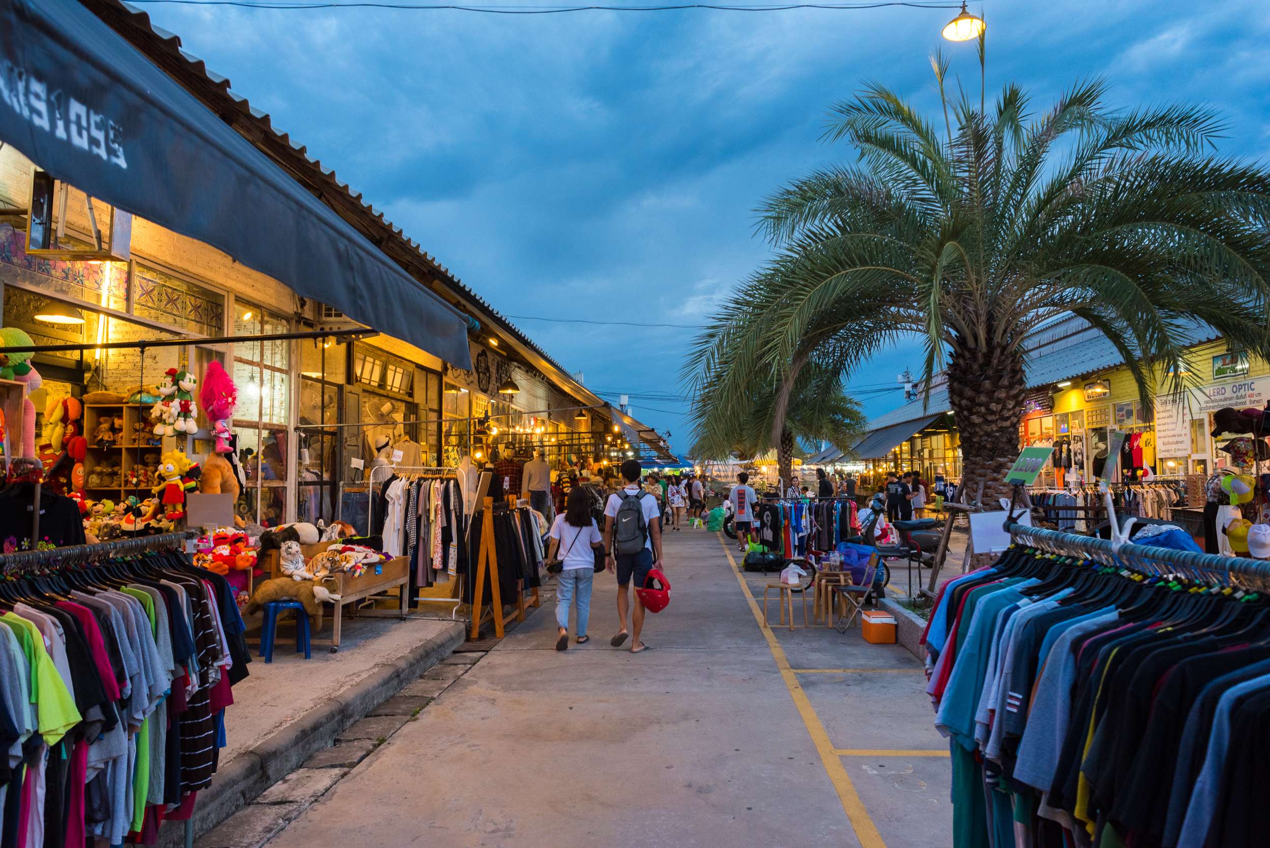 Explore Srinagarindra Train Night Market