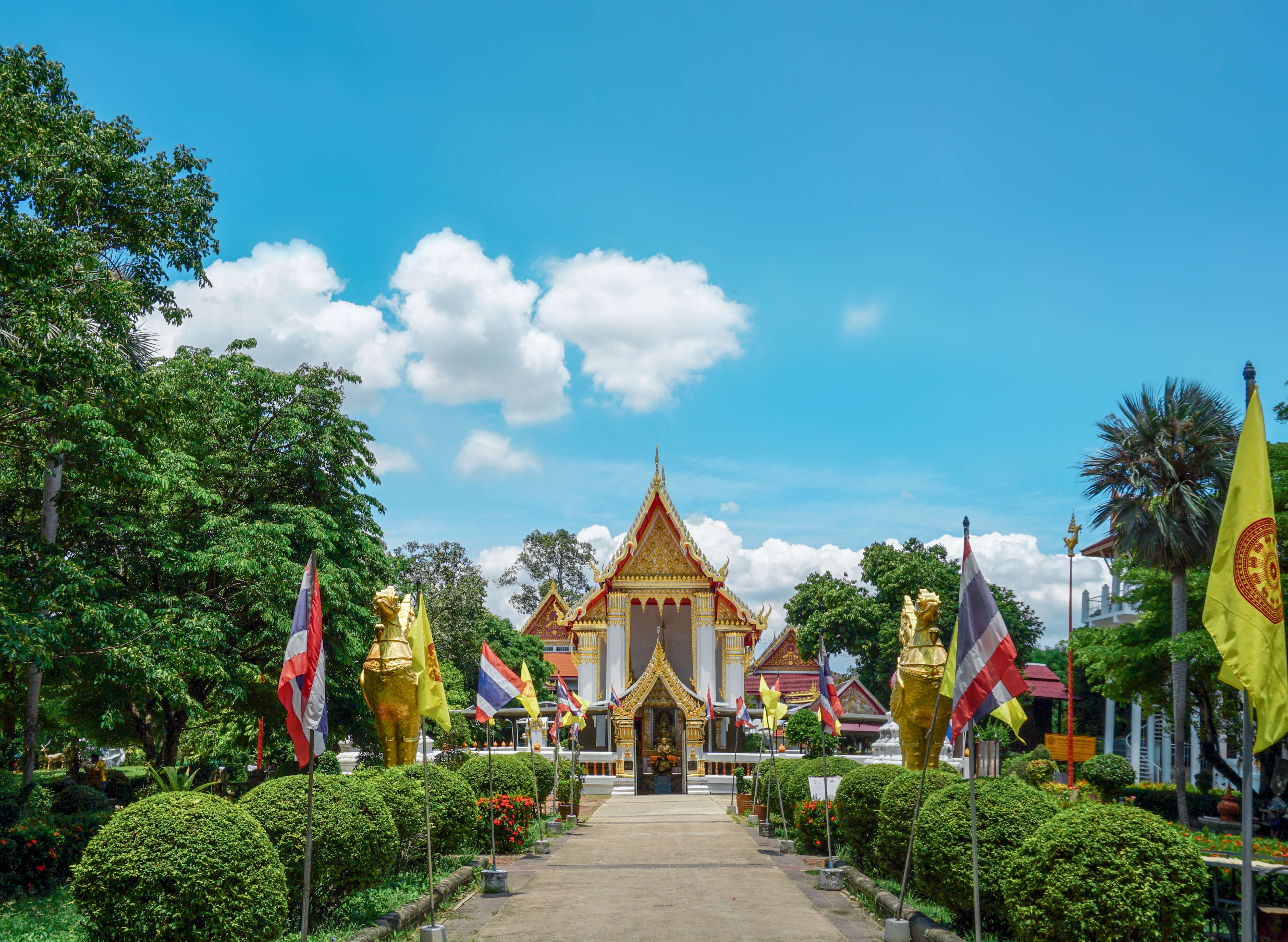 Visit The Old Ruins Of Wat Kamphaeng Laeng And Wat Phai Lom