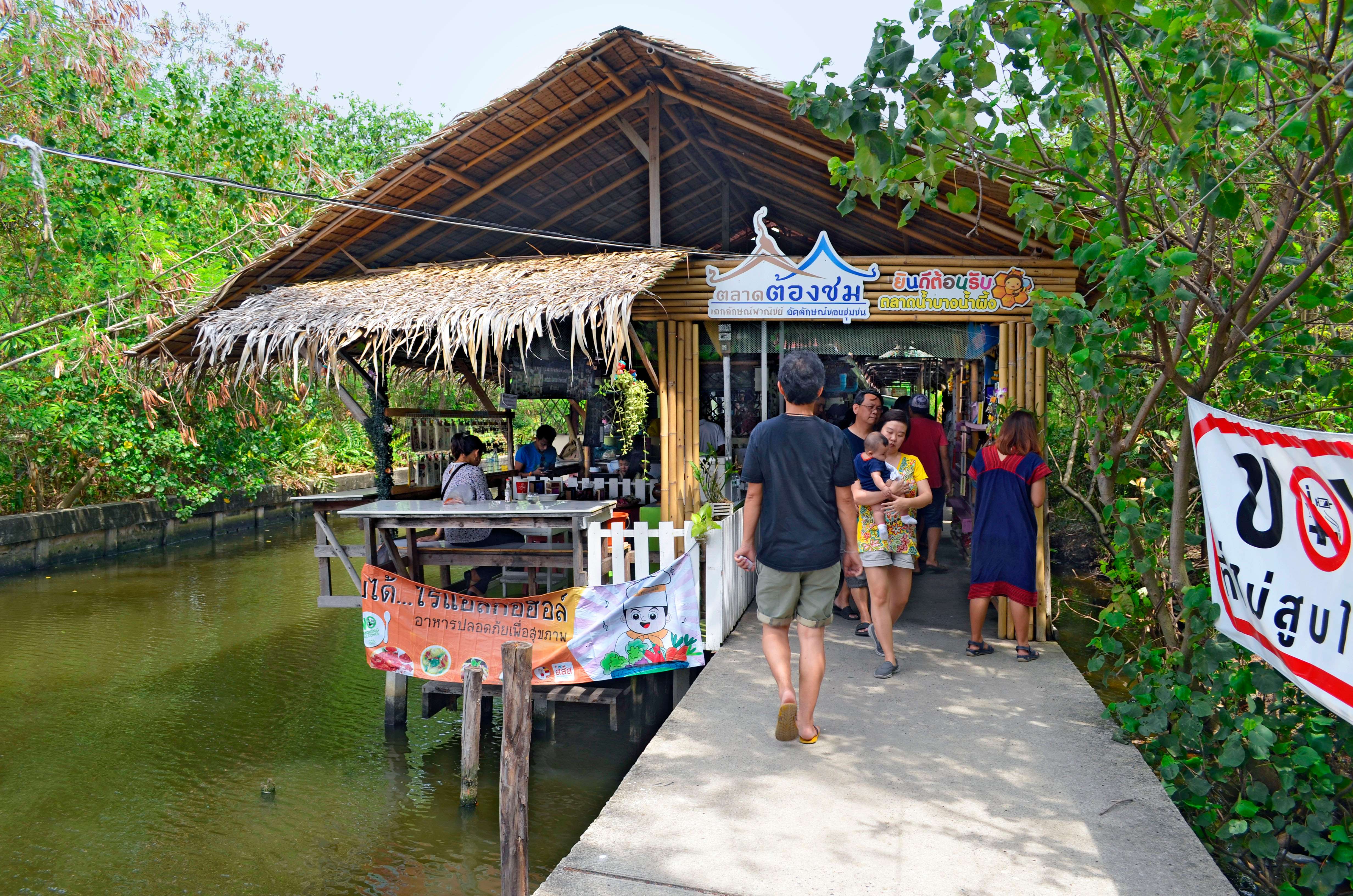 Shopping at Bang Nam Phueng Floating Market