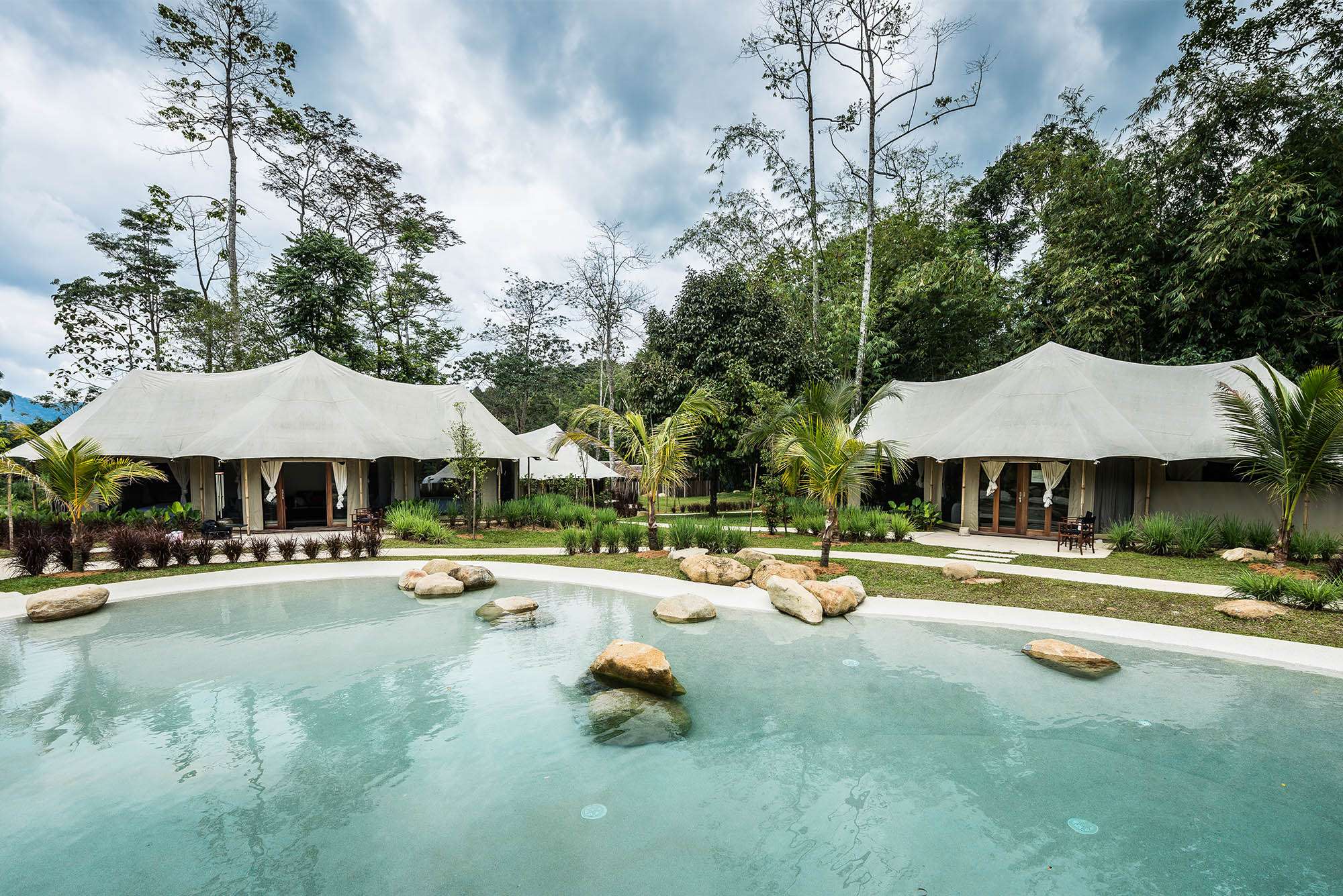 Tiaras Escapes, Janda Baik