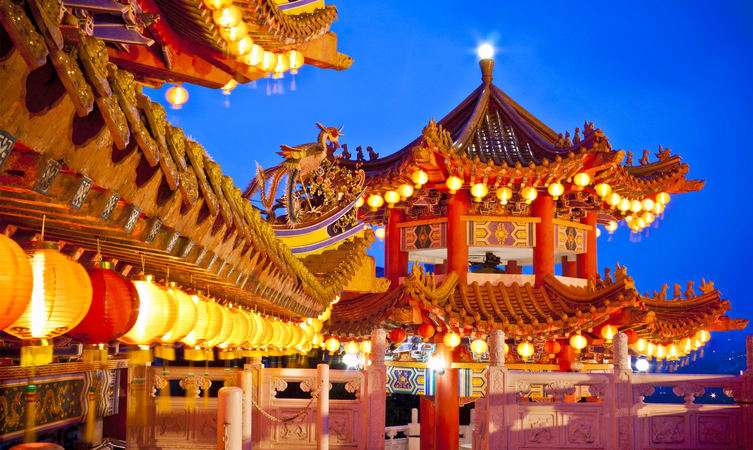Pray at Thean Hou Temple