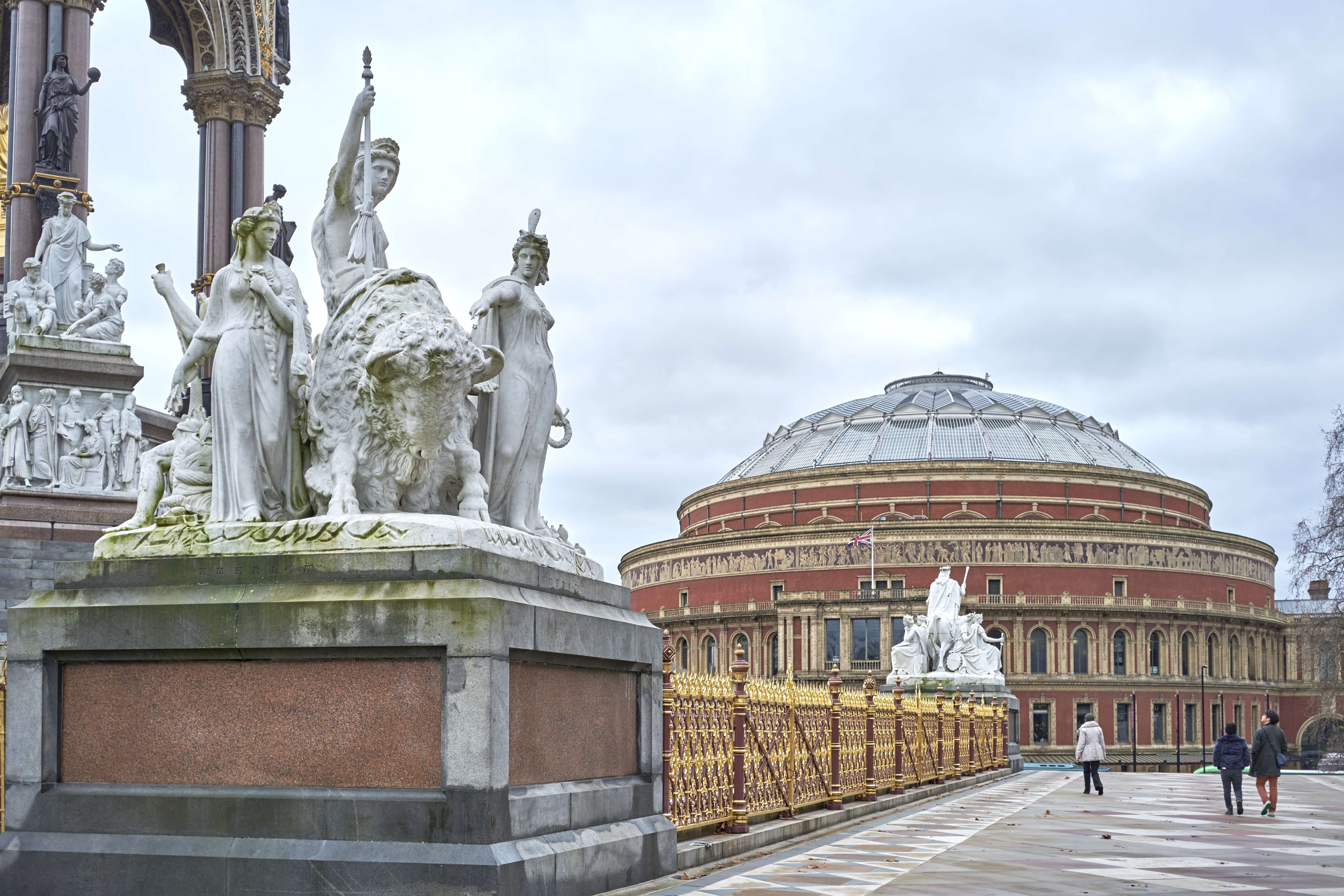  Pay Tribute At Albert Memorial