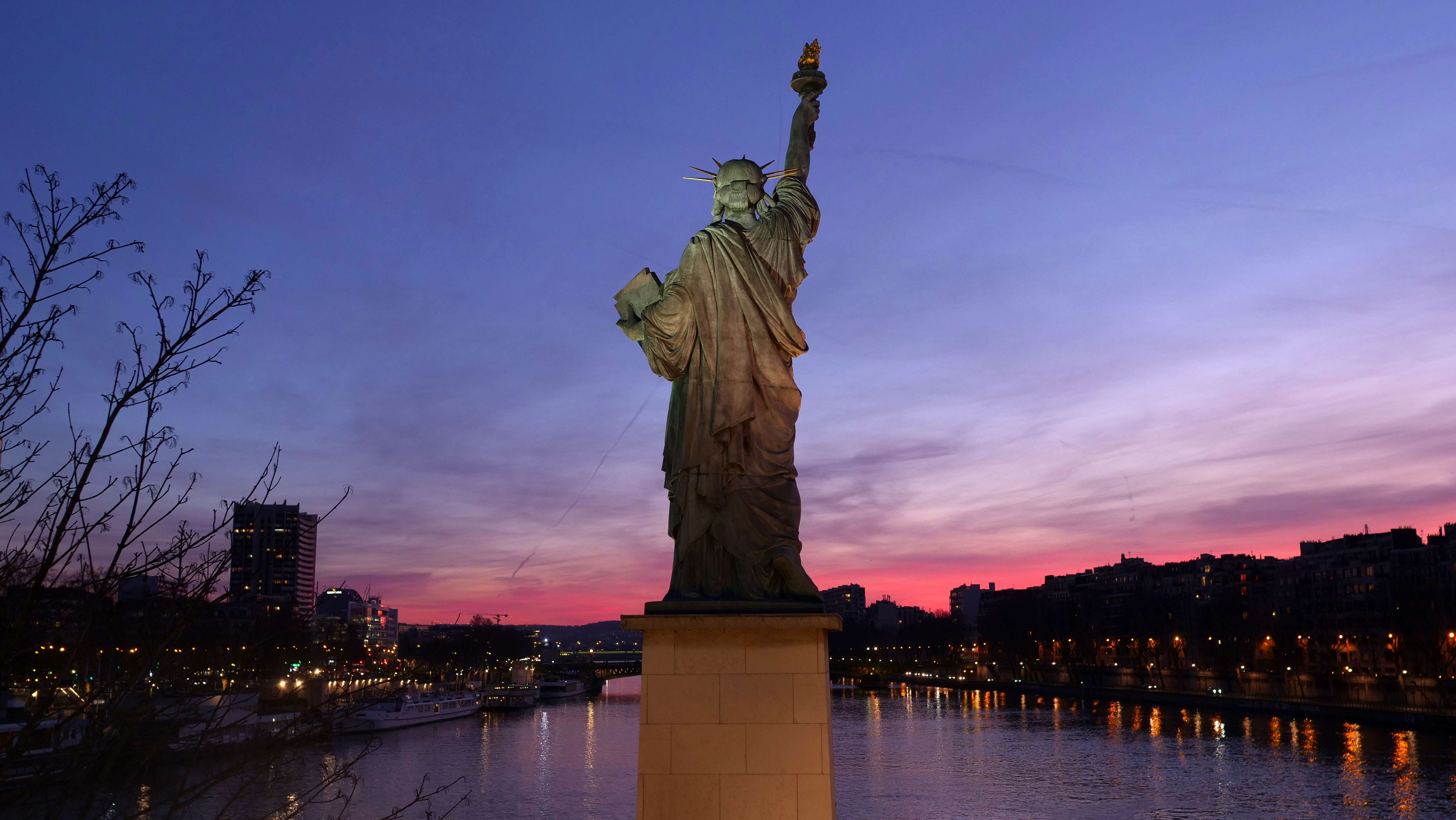 Explore L’Île Aux Cygnes