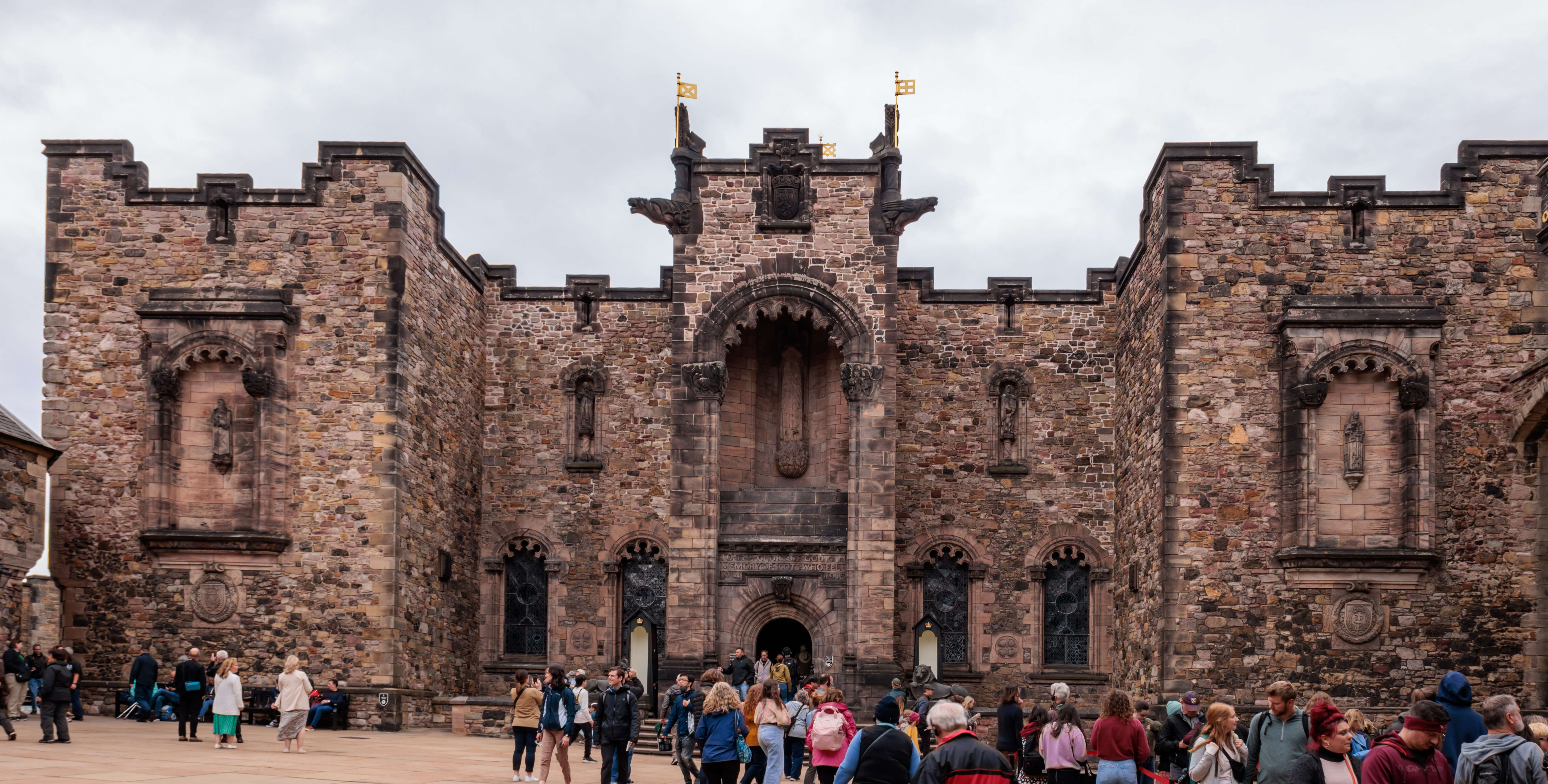 Explore National War Museum