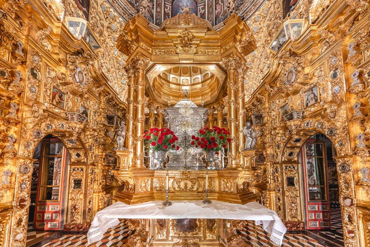 Explore at Basílica de San Juan de Dios