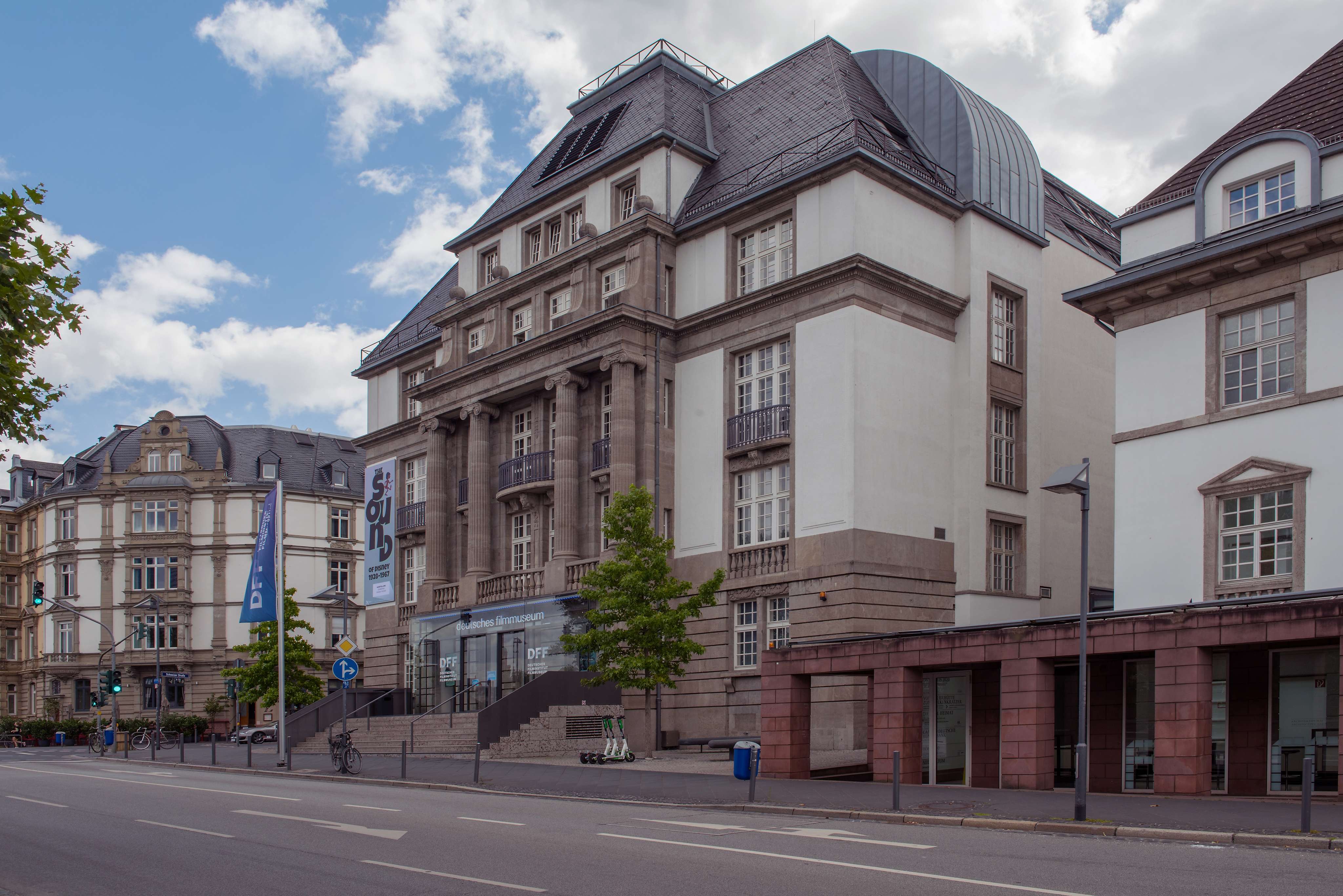 Explore Museumsufer (Museum Embankment)