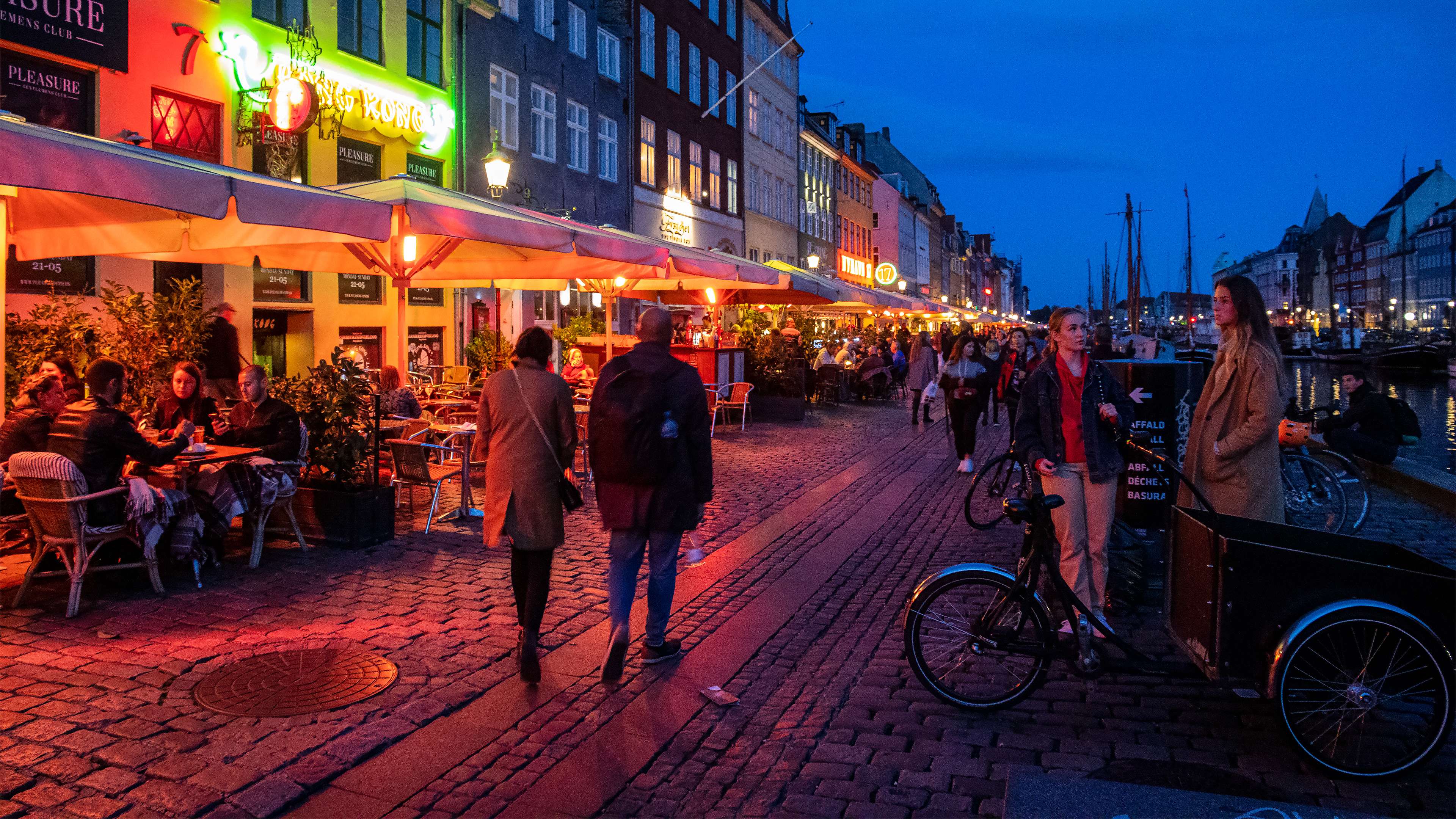 Experience The Nightlife At Nyhavn