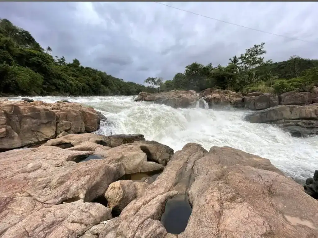 Perunthenaruvi Waterfall