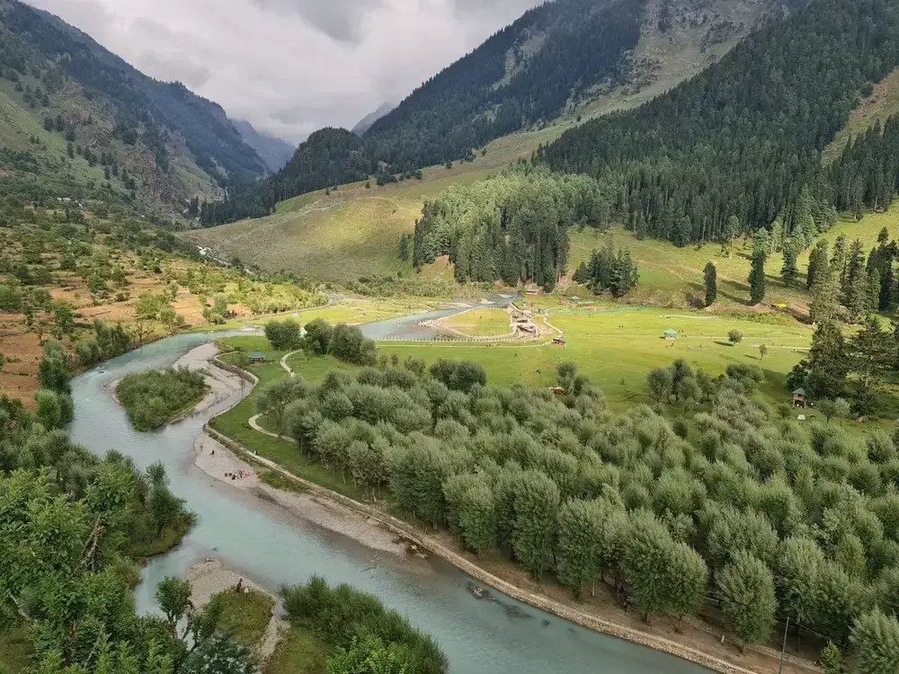 Trek to Alpather Lake