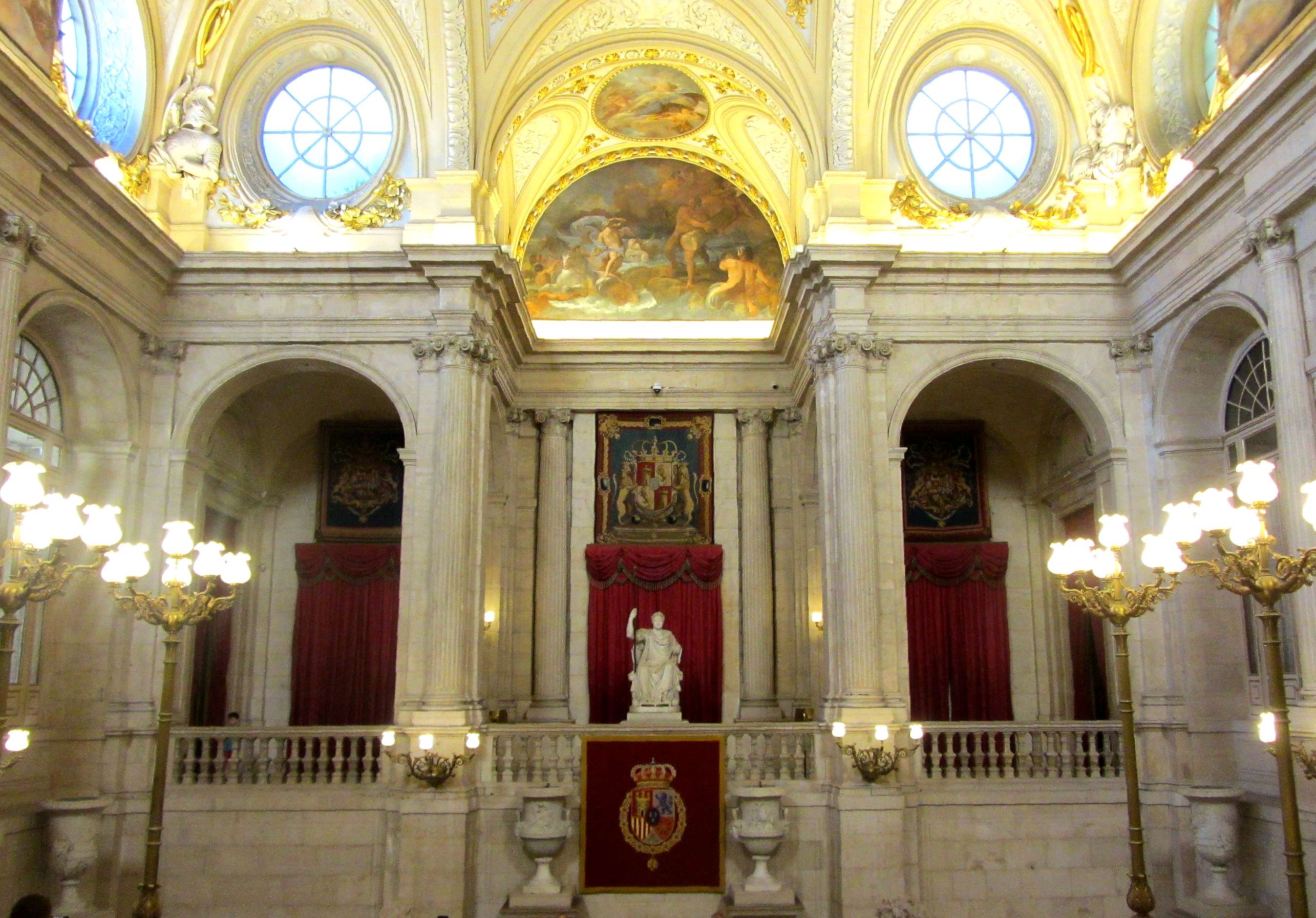 Stroll around the Hall of Columns