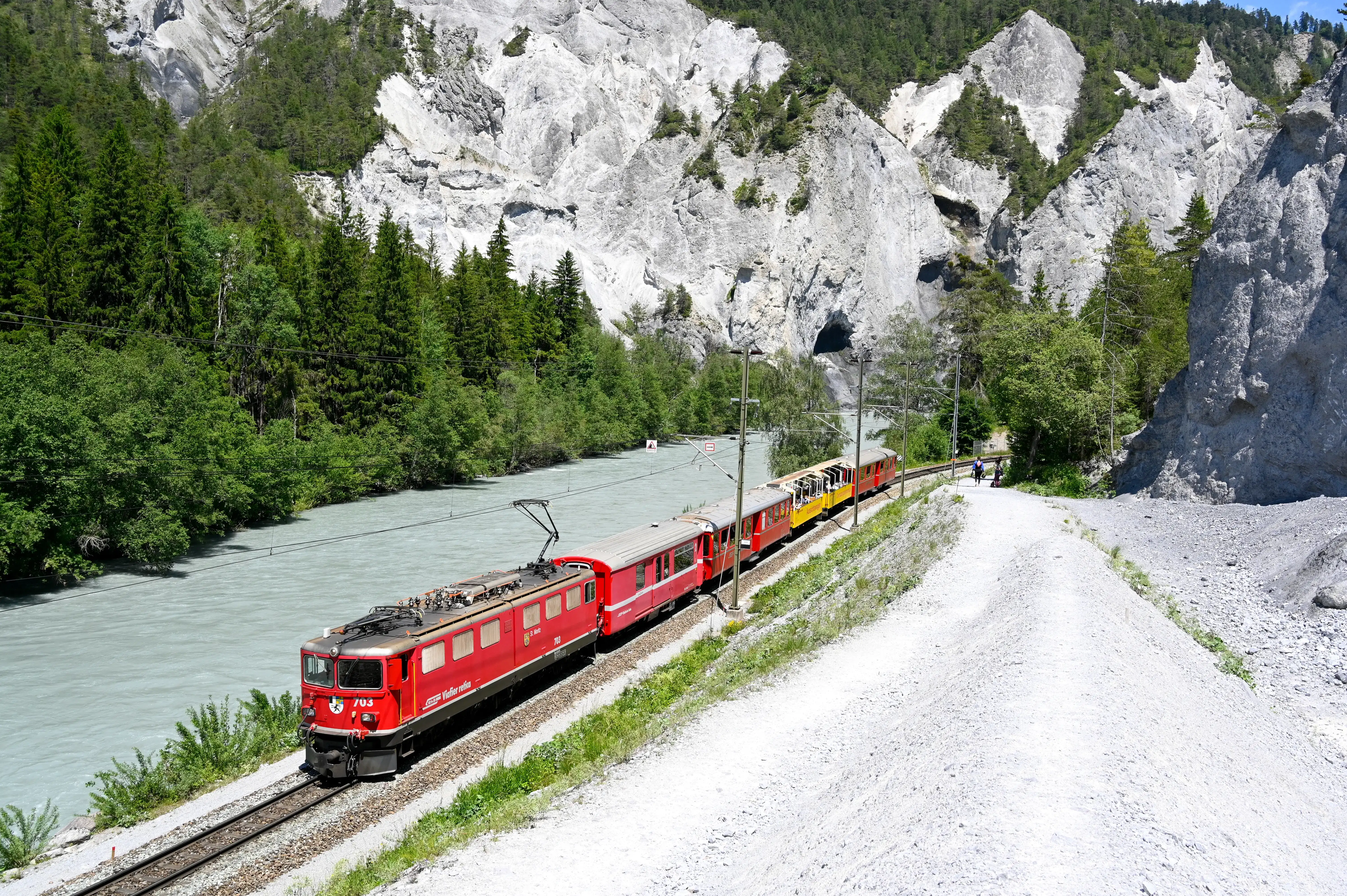 5 Scenic Swiss Trains in Winter | Guide for First-Time Visitors
