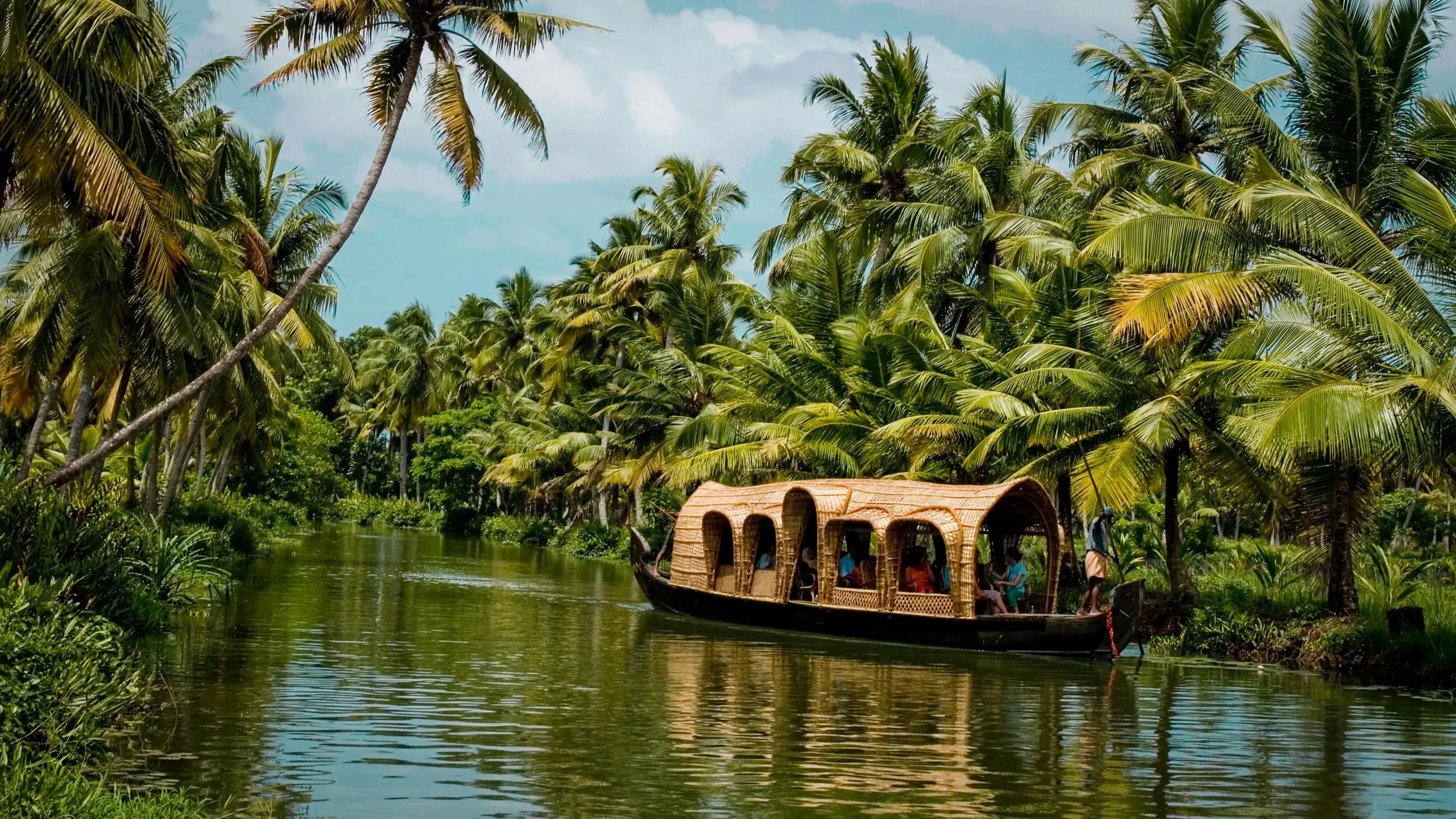 10 Best Things to Buy in Kerala: Souvenirs, Spices & Handicrafts